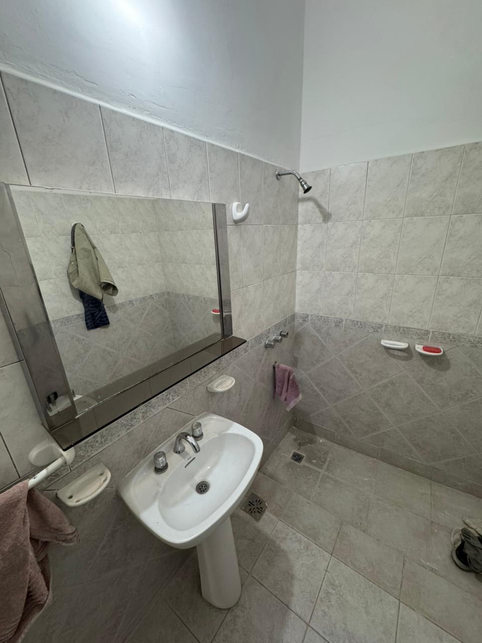 GMLPROPEDADES VENDE CASA EN B ITUZAINGO CALLE FARADAY N5656.