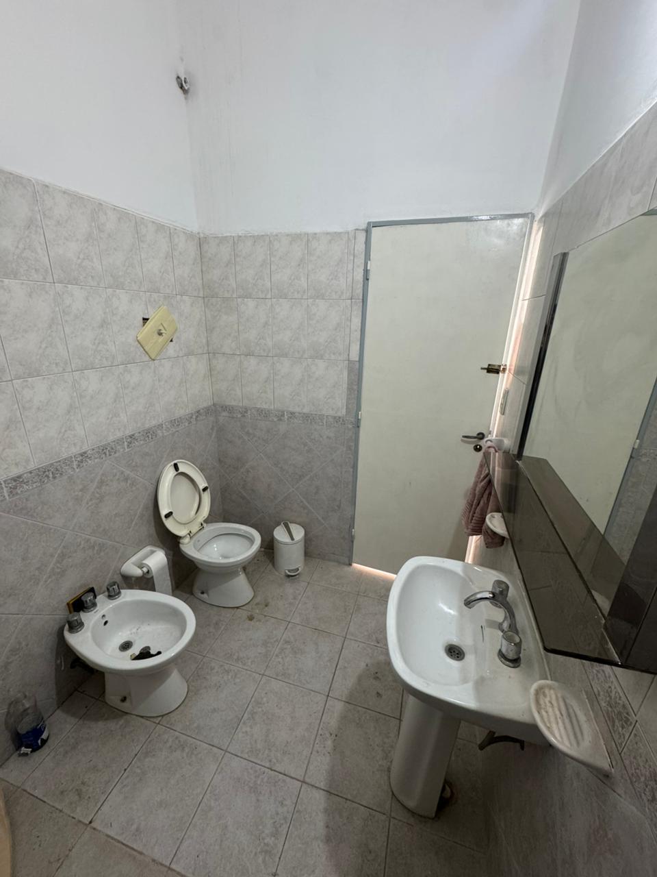 GMLPROPEDADES VENDE CASA EN B ITUZAINGO CALLE FARADAY N5656.