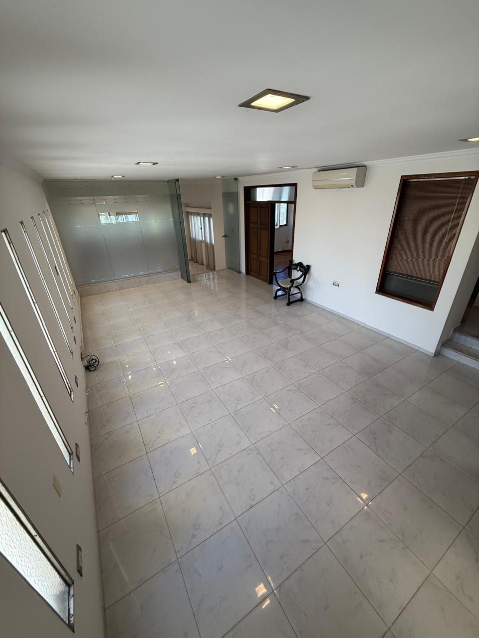 Piso completo - Oficina lista para trabajar  en General Paz - Rubros varios con privacidad