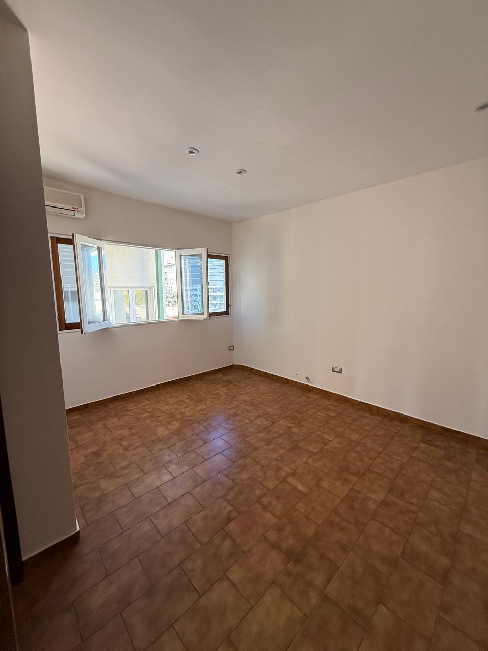 Piso completo - Oficina lista para trabajar  en General Paz - Rubros varios con privacidad