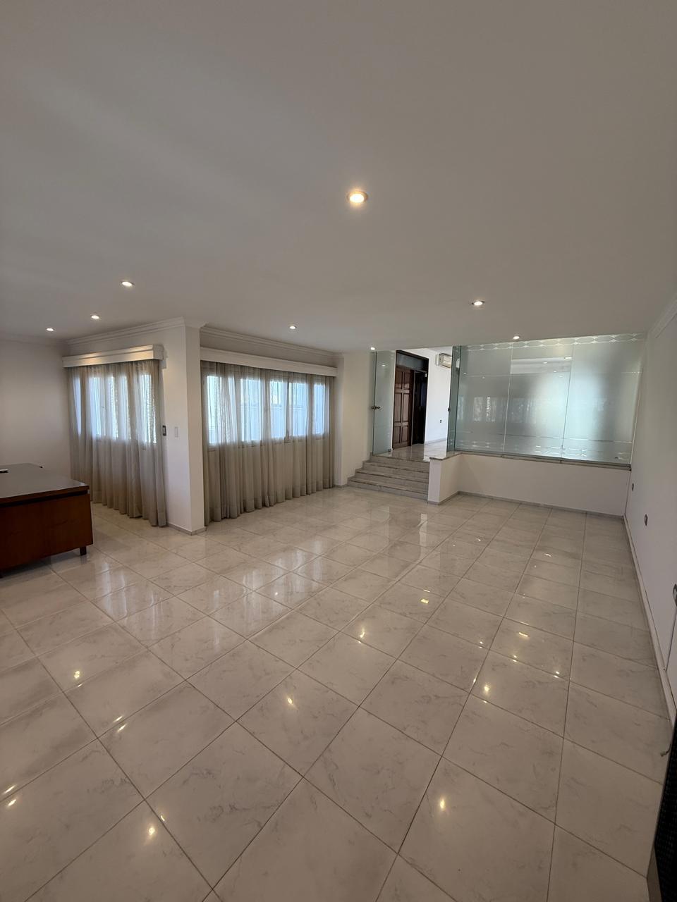 Piso completo - Oficina lista para trabajar  en General Paz - Rubros varios con privacidad