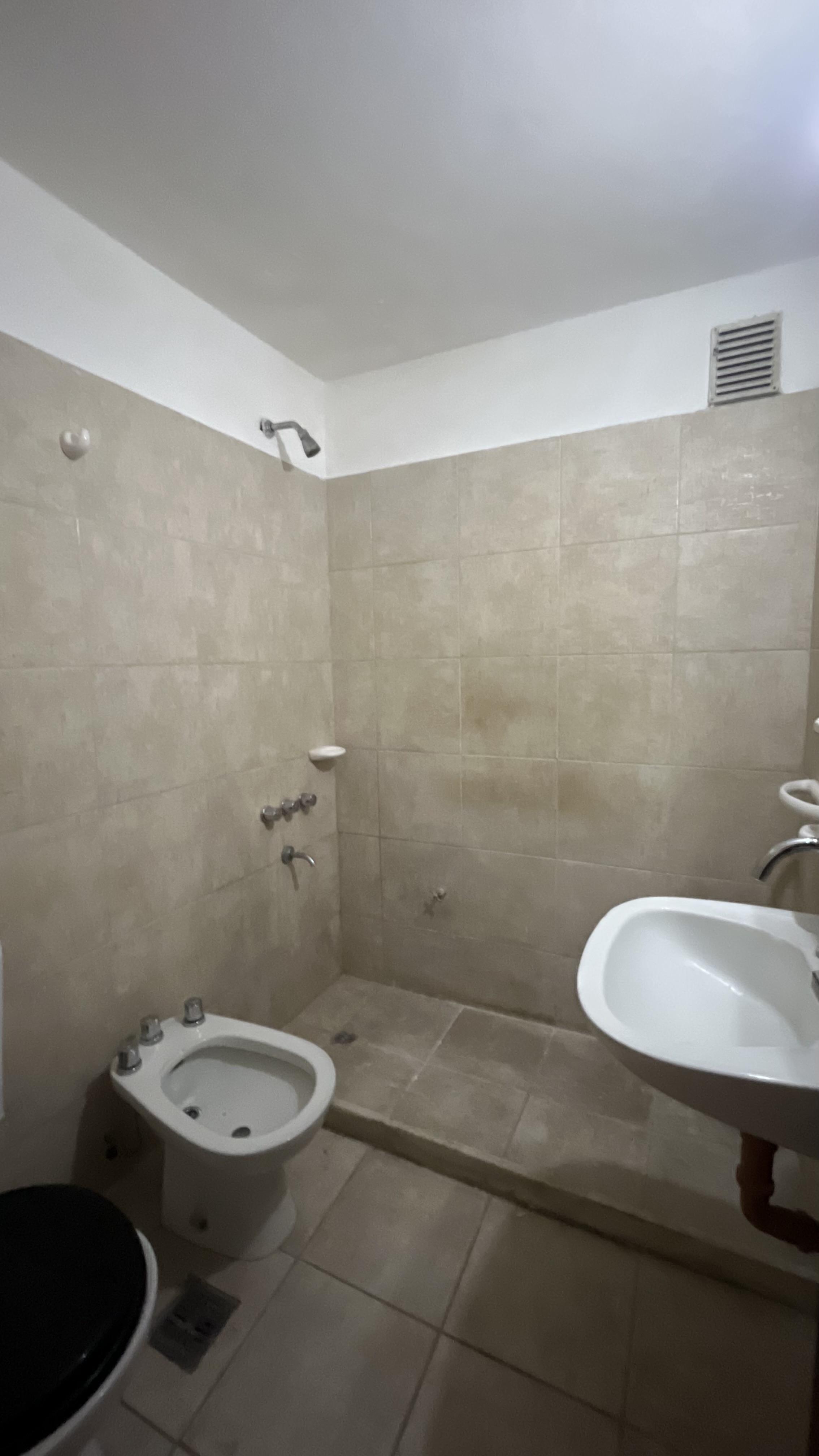 ALQUILER DE 1 DORMITORIO CON BALCON - CENTRO DE CORDOBA