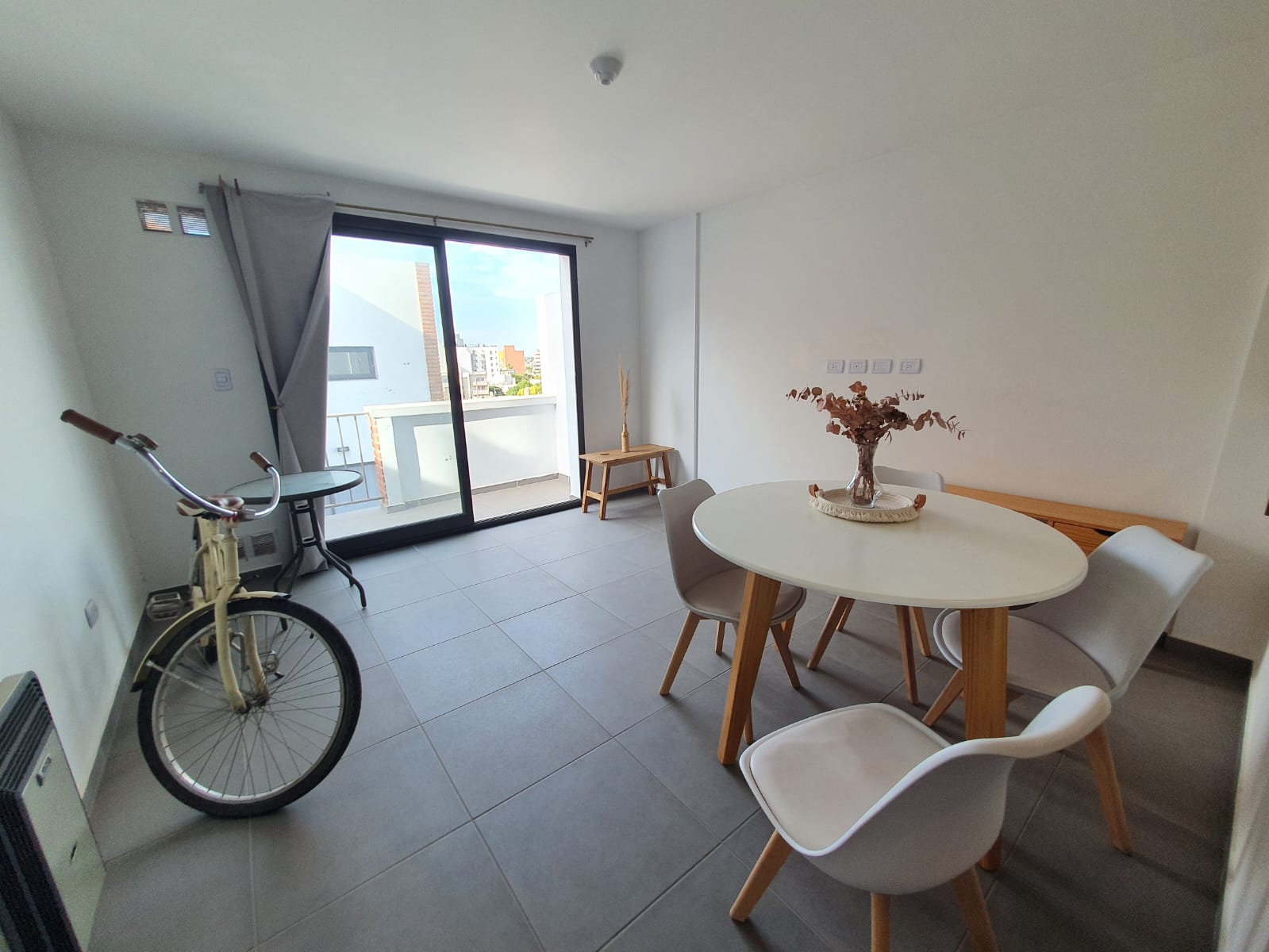 ALTO ALBERDI - DPTO 1 DORM. CON COCHERA Y PILETA