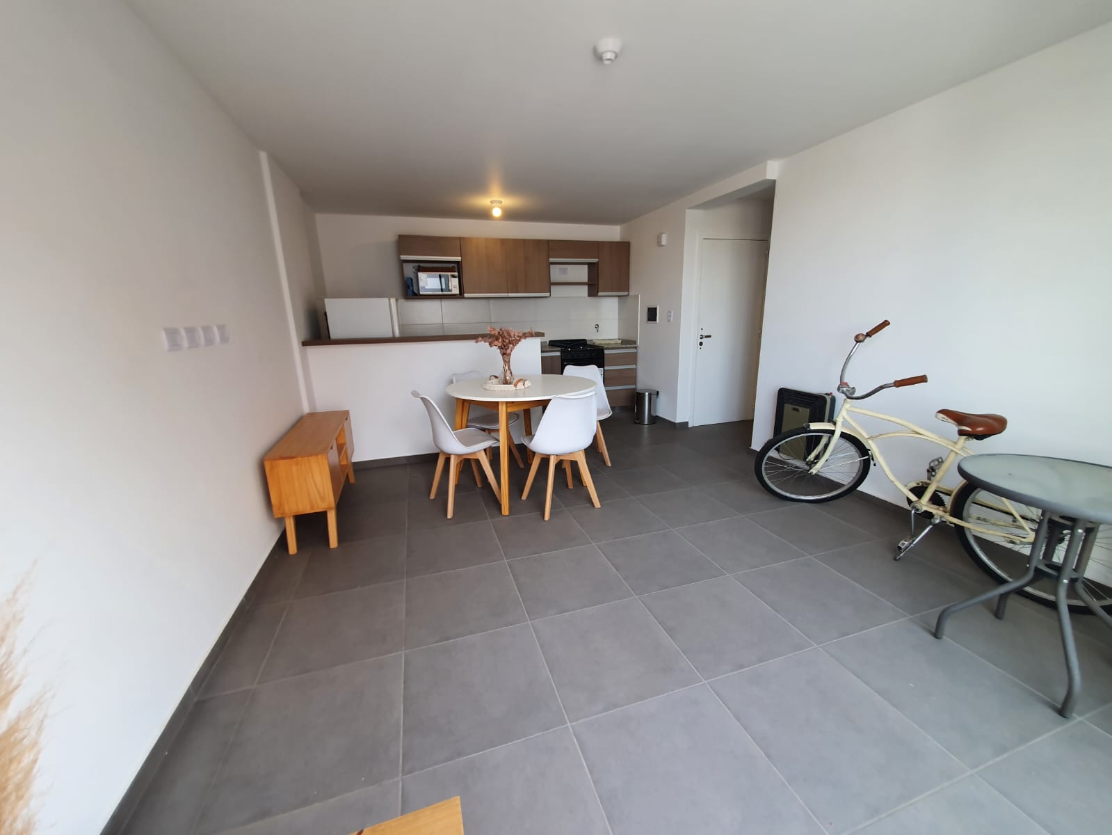 ALTO ALBERDI - DPTO 1 DORM. CON COCHERA Y PILETA