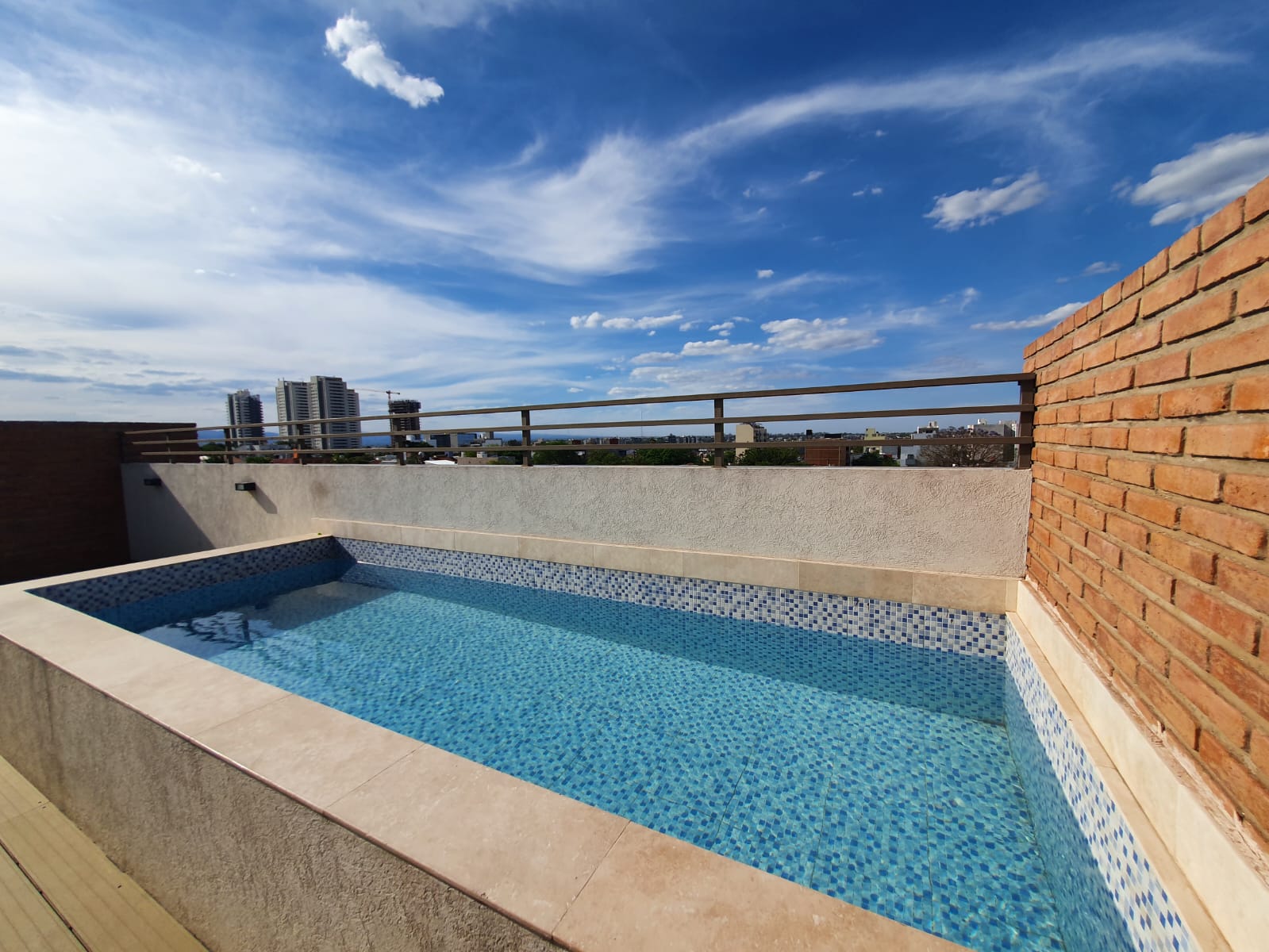 ALTO ALBERDI - DPTO 1 DORM. CON COCHERA Y PILETA