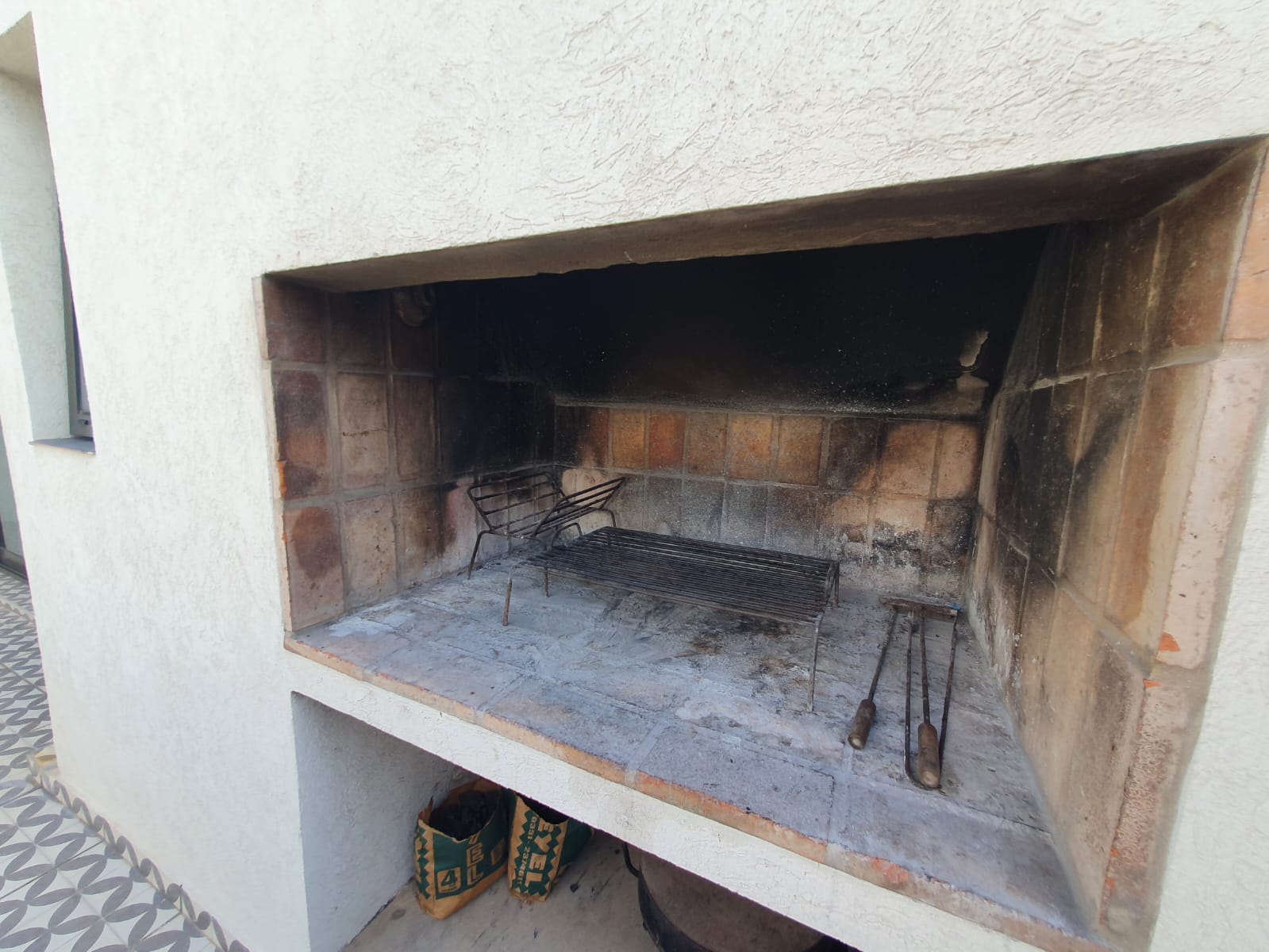 ALTO ALBERDI - DPTO 1 DORM. CON COCHERA Y PILETA