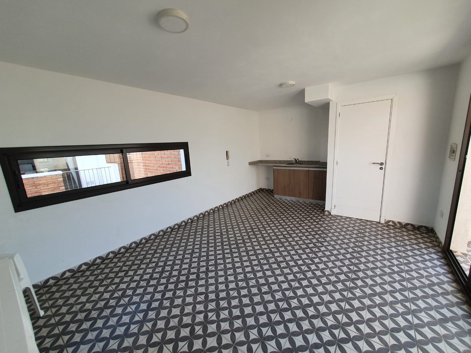 ALTO ALBERDI - DPTO 1 DORM. CON COCHERA Y PILETA