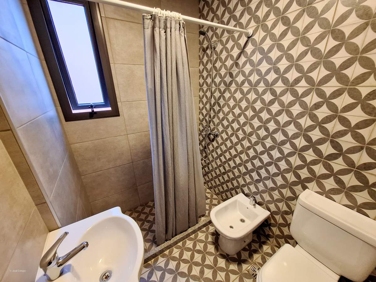 ALTO ALBERDI - DPTO 1 DORM. CON COCHERA Y PILETA