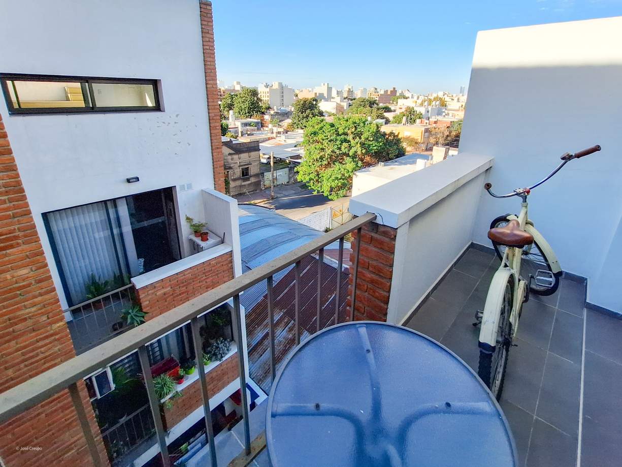 ALTO ALBERDI - DPTO 1 DORM. CON COCHERA Y PILETA