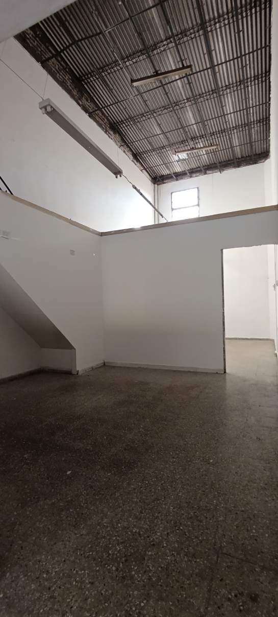 LOCAL EN CORREDOR COMERCIAL DE B PUEYRREDON