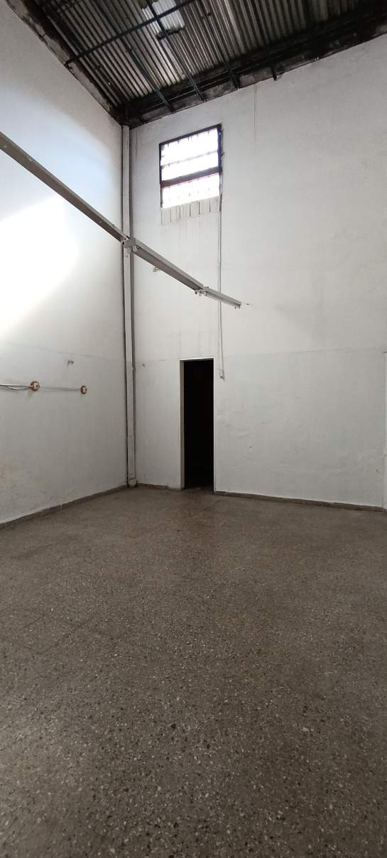 LOCAL EN CORREDOR COMERCIAL DE B PUEYRREDON