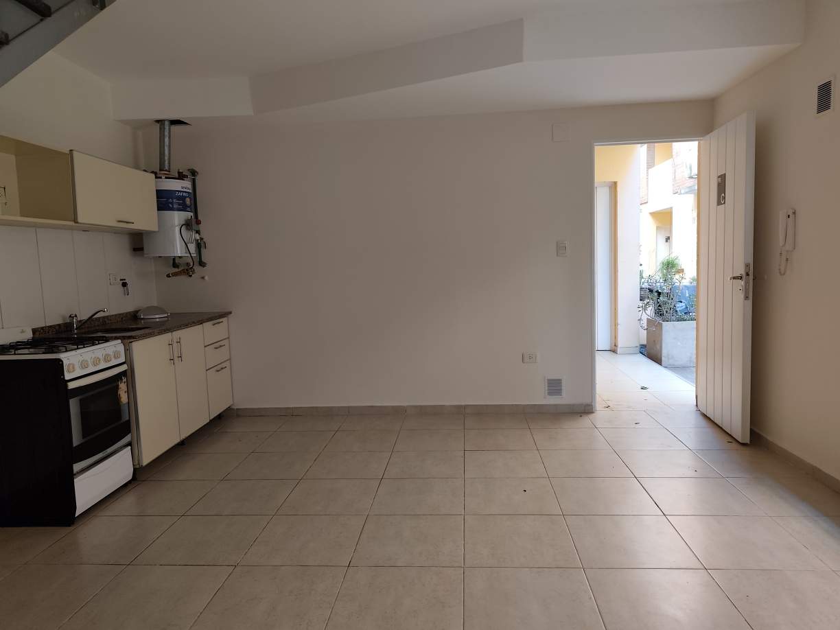 Imperdible oportunidad en Alberdi  Dúplex con renta vigente