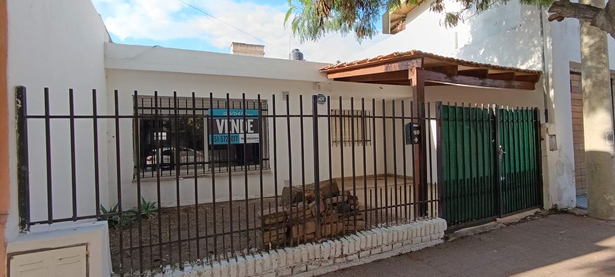 ¡No esperés más, hacete dueño en San Martín!  3 dormitorios y patio, lista para habitar!