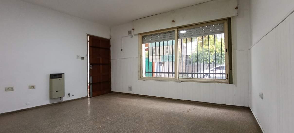 ¡No esperés más, hacete dueño en San Martín!  3 dormitorios y patio, lista para habitar!