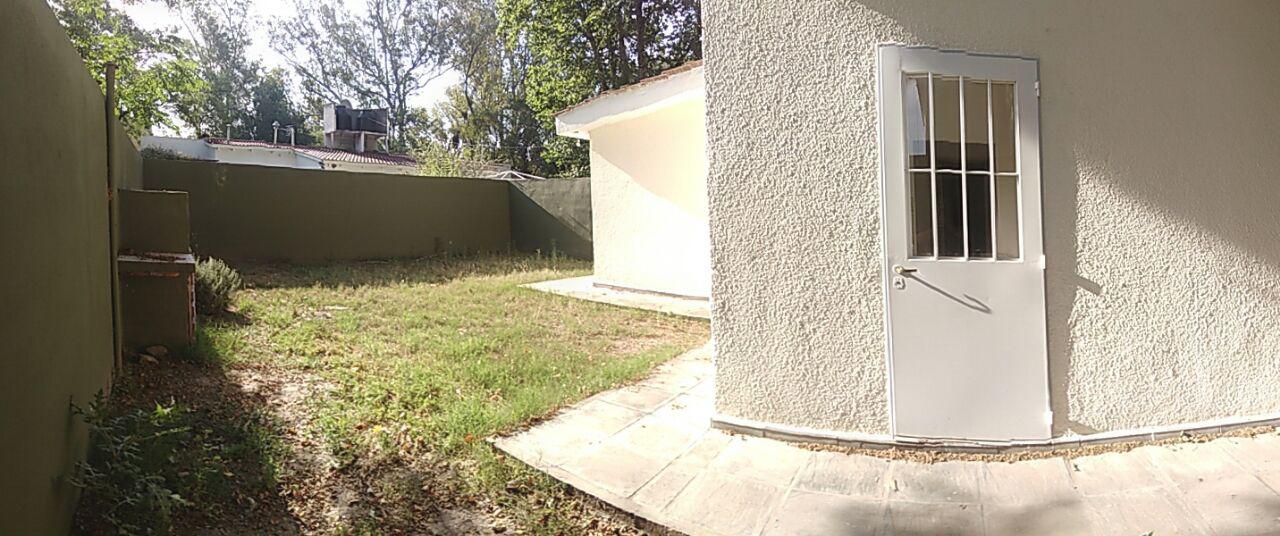 Se vende casa dentro de complejo cerrado en Arguello. Amplio fondo con cesped