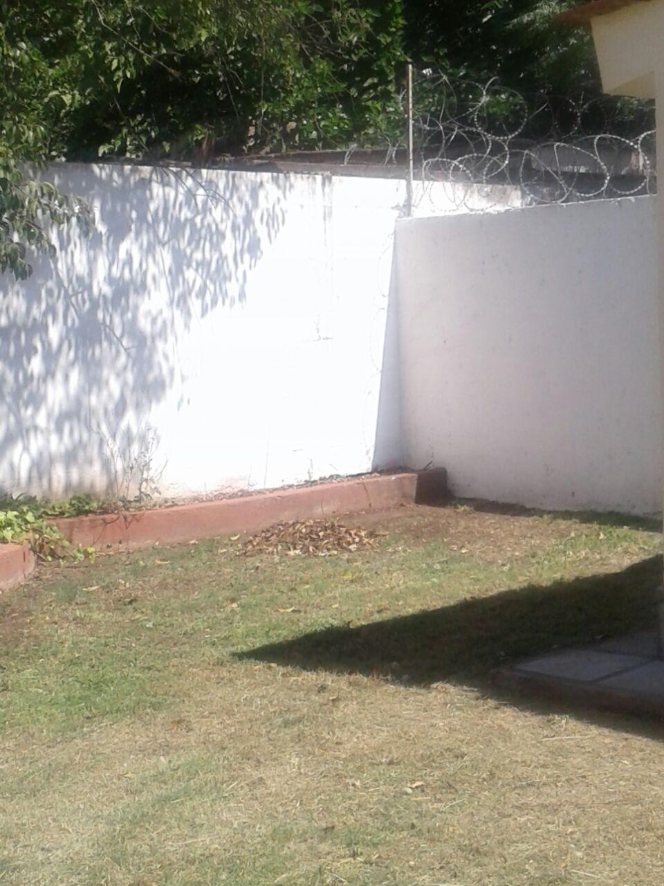 Se vende casa dentro de complejo cerrado en Arguello. Amplio fondo con cesped