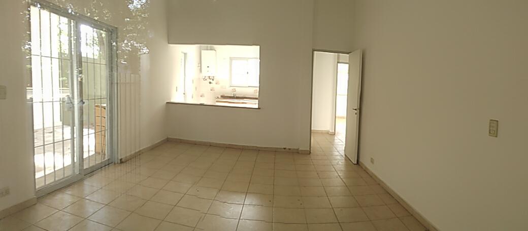 Se vende casa dentro de complejo cerrado en Arguello. Amplio fondo con cesped