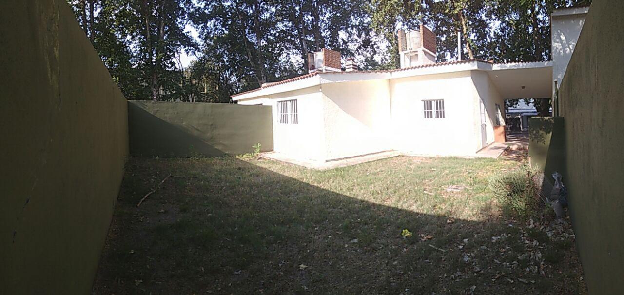 Se vende casa dentro de complejo cerrado en Arguello. Amplio fondo con cesped