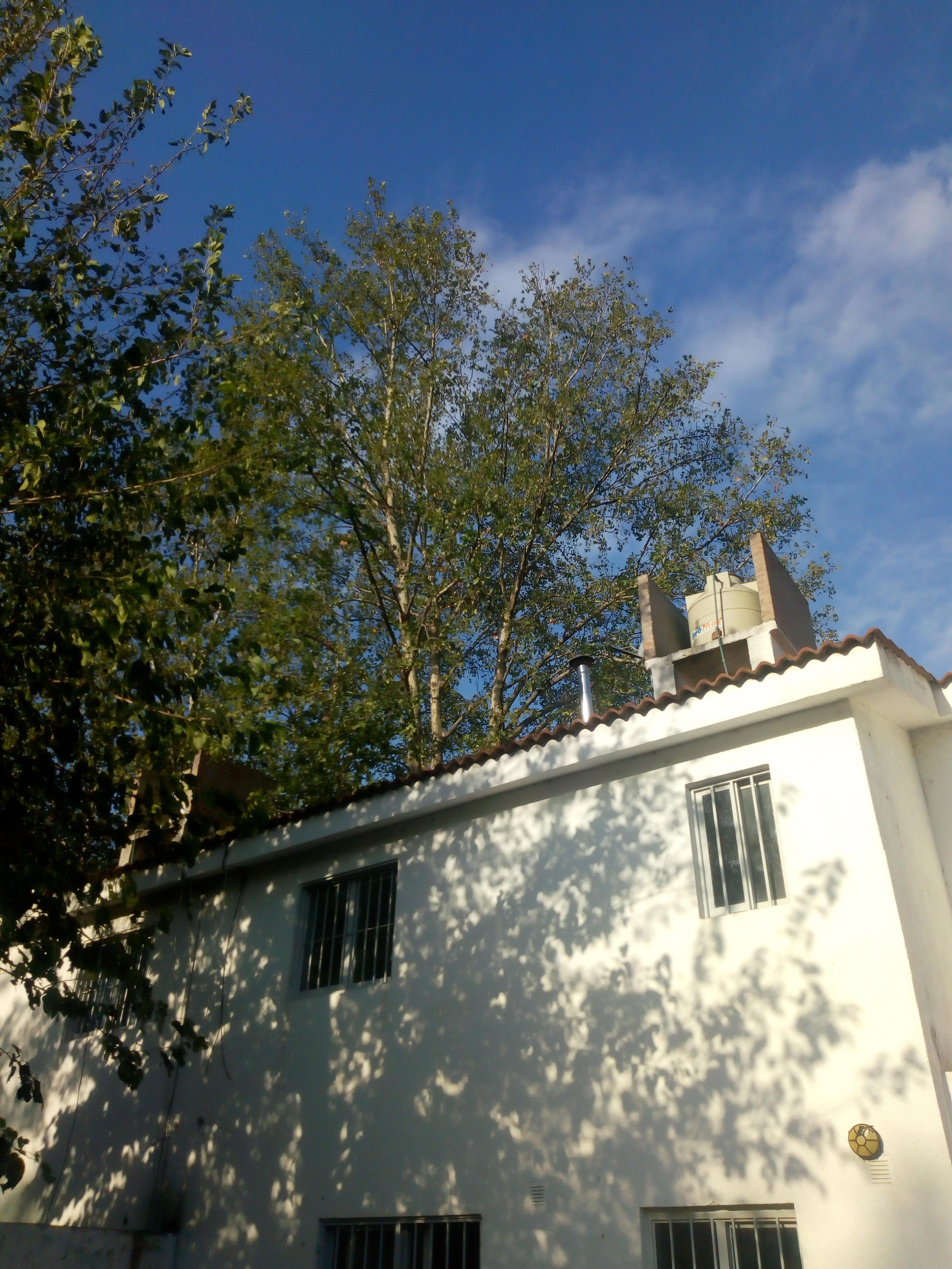 Se vende casa en dúplex en Arguello. Amplio fondo con parrilla, cochera doble