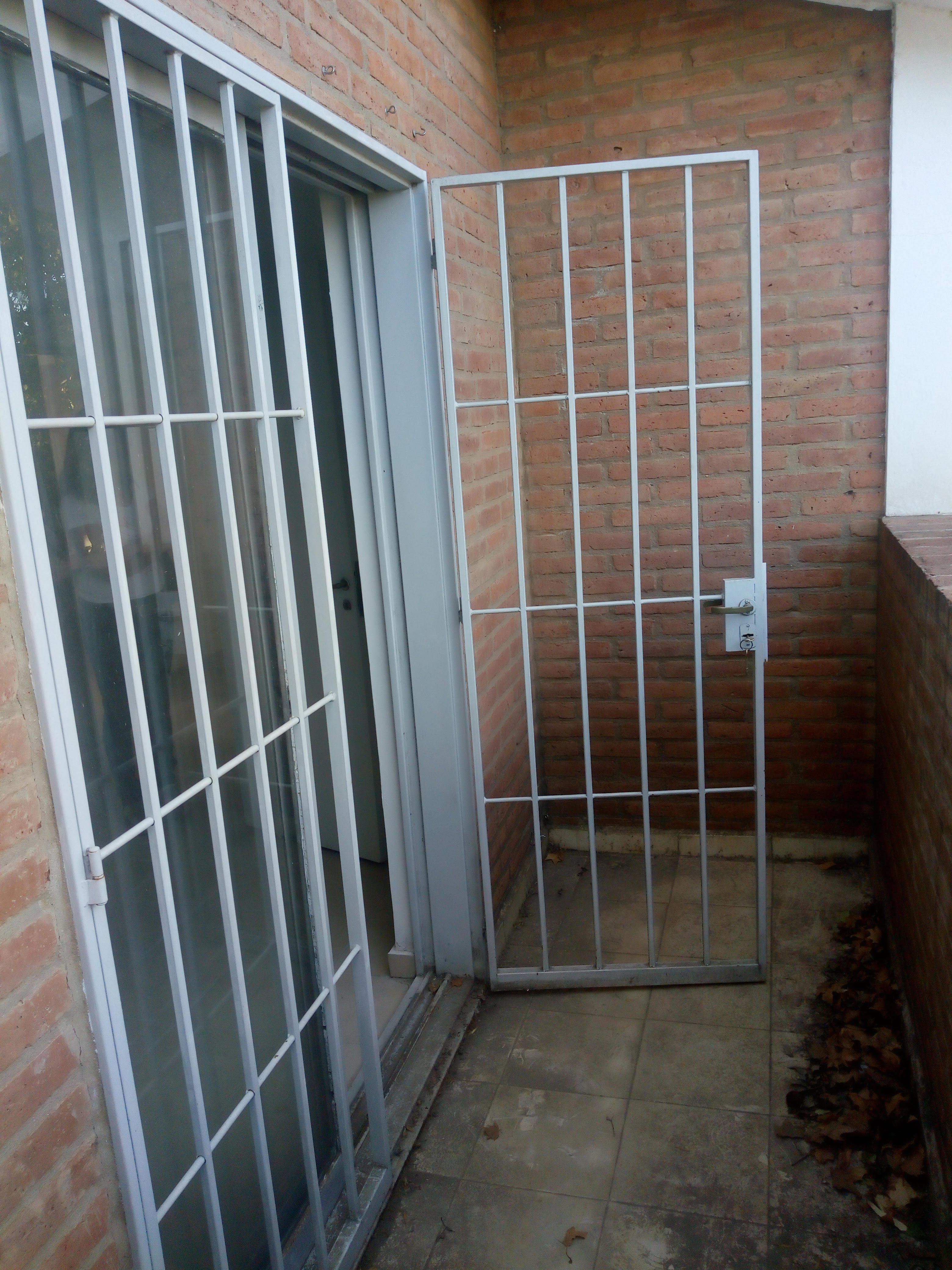 Se vende casa en dúplex en Arguello. Amplio fondo con parrilla, cochera doble