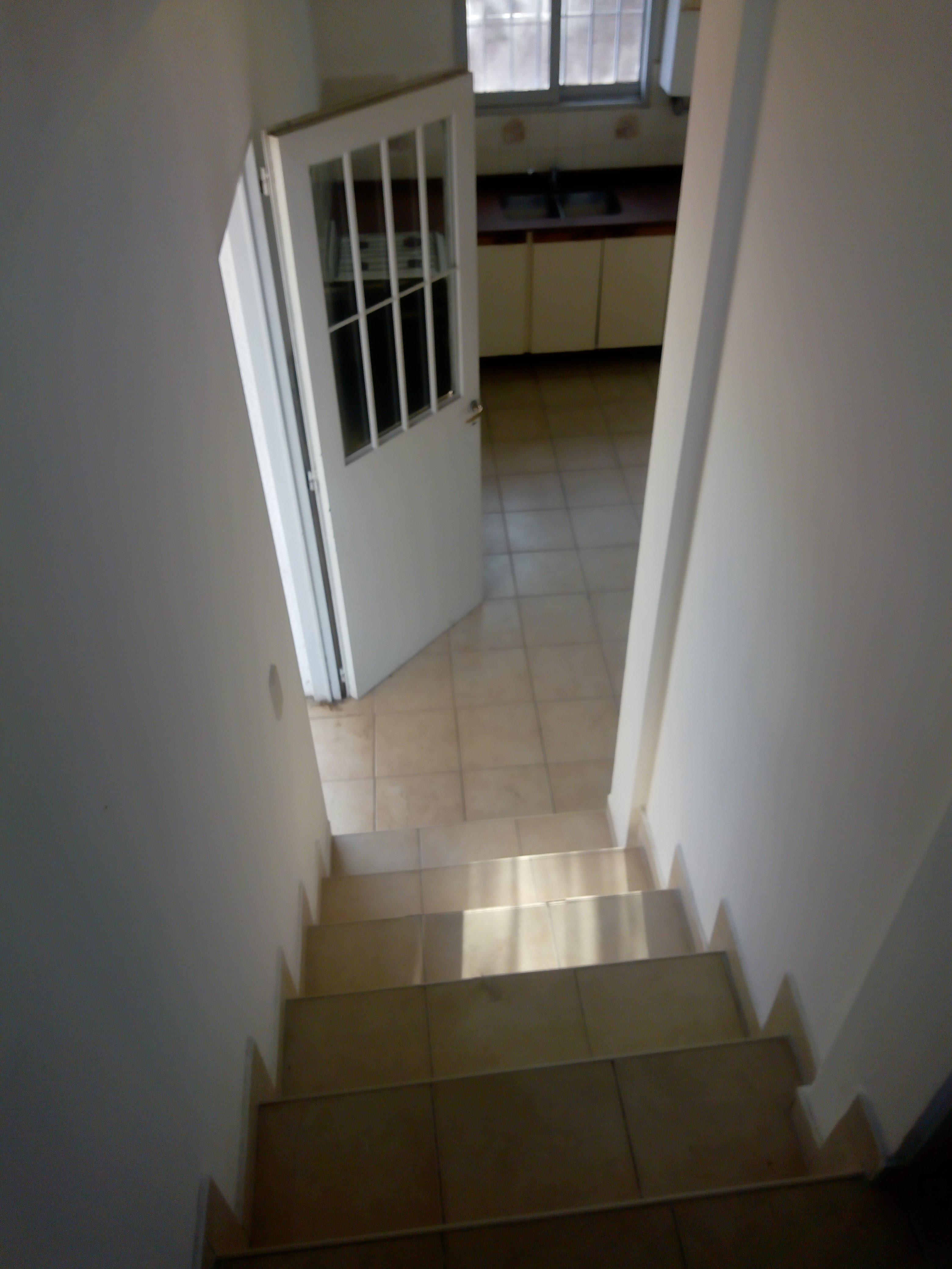 Se vende casa en dúplex en Arguello. Amplio fondo con parrilla, cochera doble