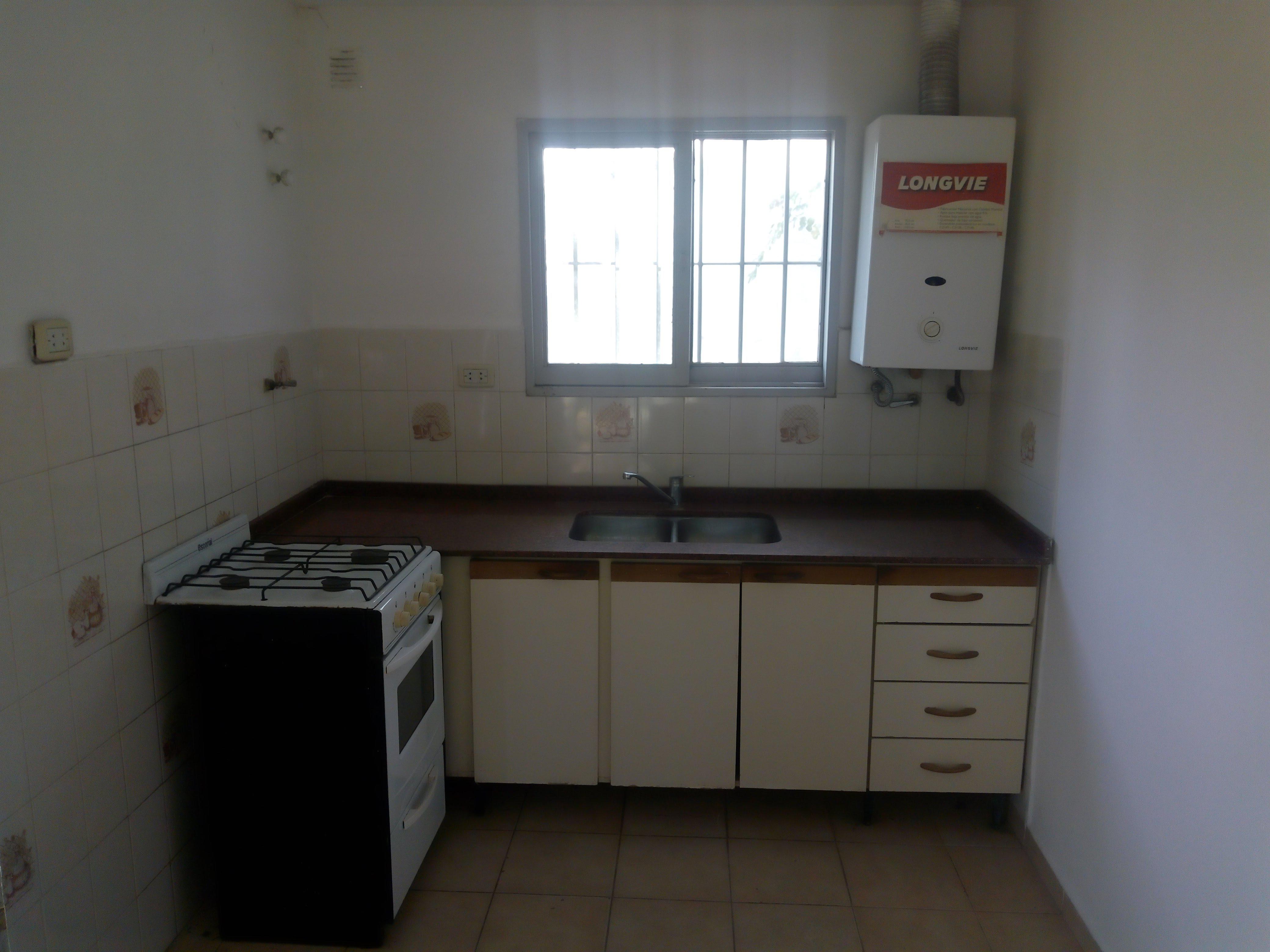 Se vende casa en dúplex en Arguello. Amplio fondo con parrilla, cochera doble