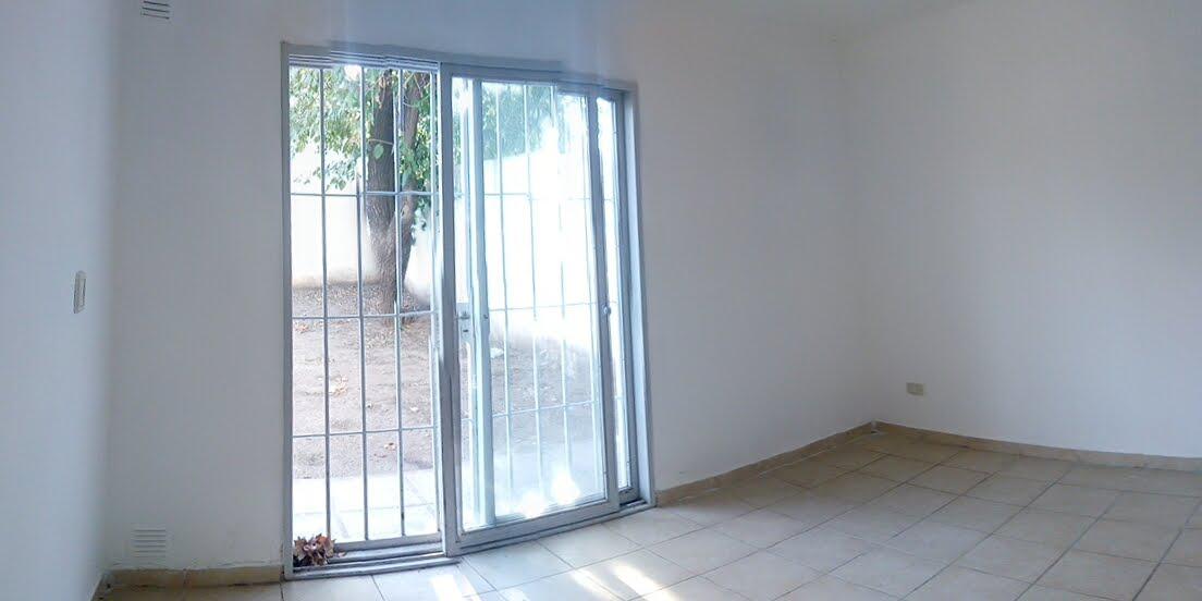 Se vende casa en dúplex en Arguello. Amplio fondo con parrilla, cochera doble