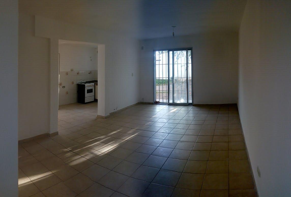 Se vende casa en dúplex en Arguello. Amplio fondo con parrilla, cochera doble