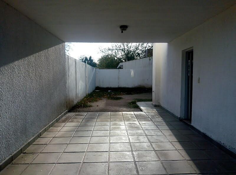 Se vende casa en dúplex en Arguello. Amplio fondo con parrilla, cochera doble