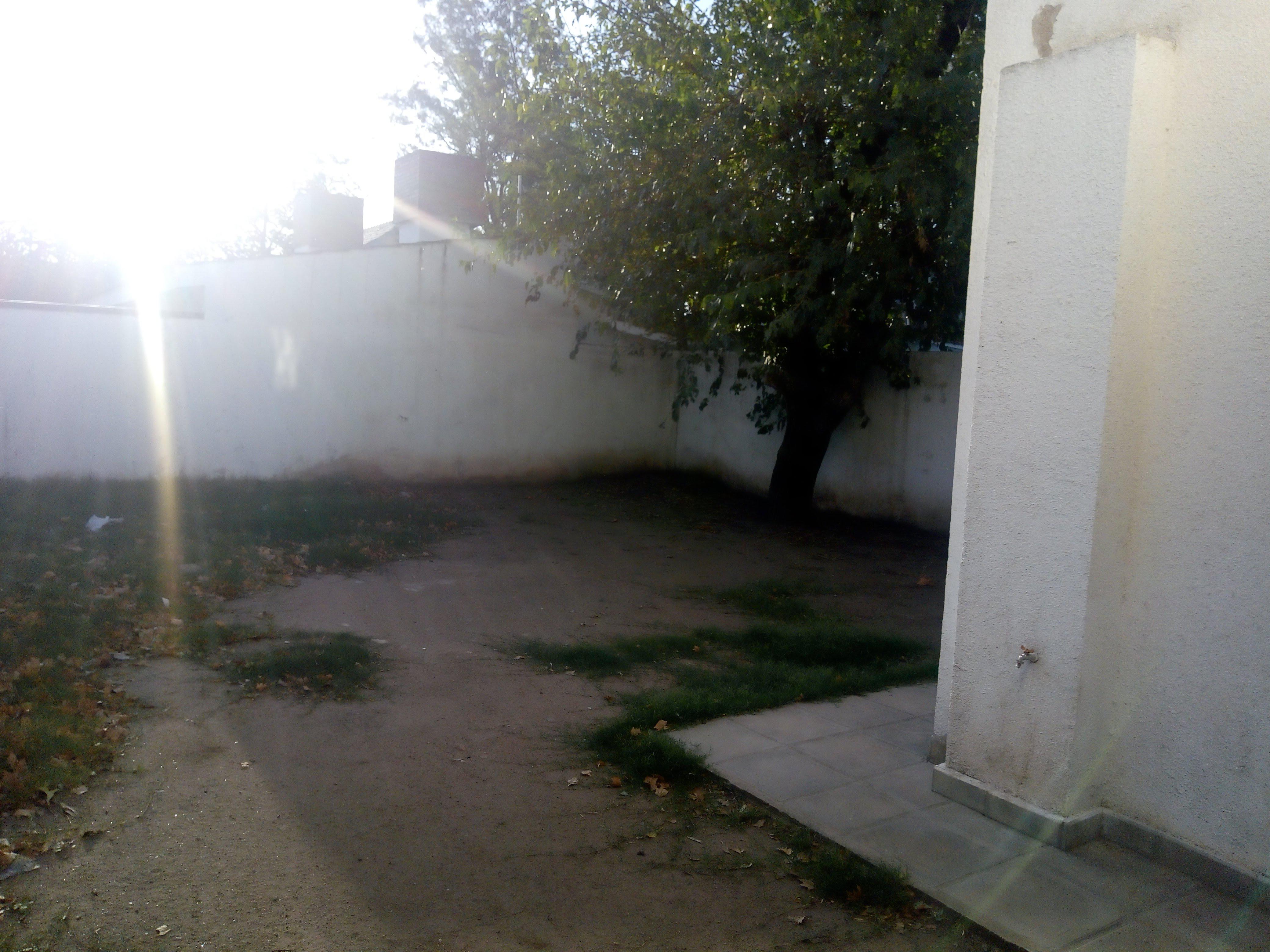 Se vende casa en dúplex en Arguello. Amplio fondo con parrilla, cochera doble