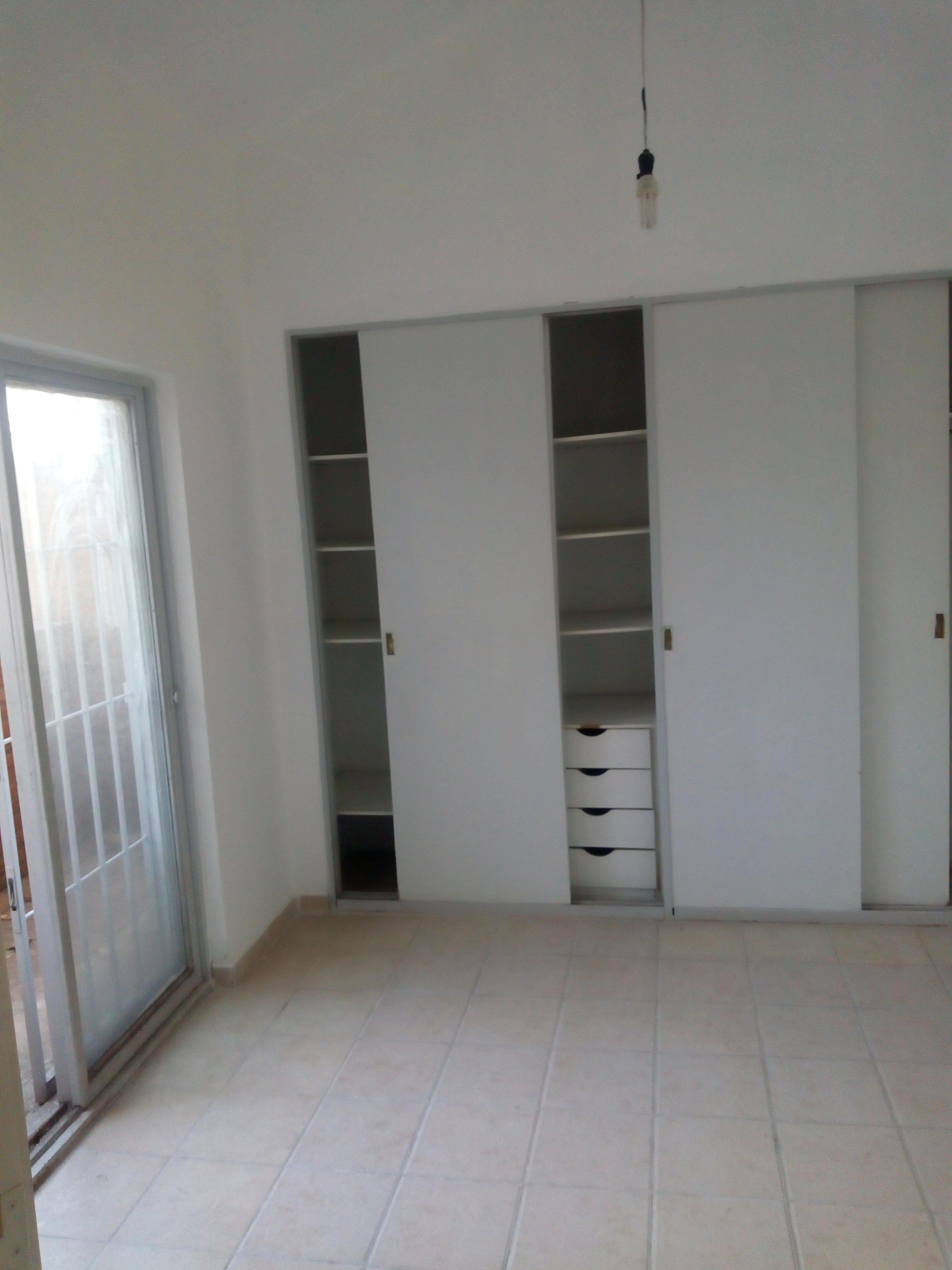 Se vende casa en dúplex en Arguello. Amplio fondo con parrilla, cochera doble