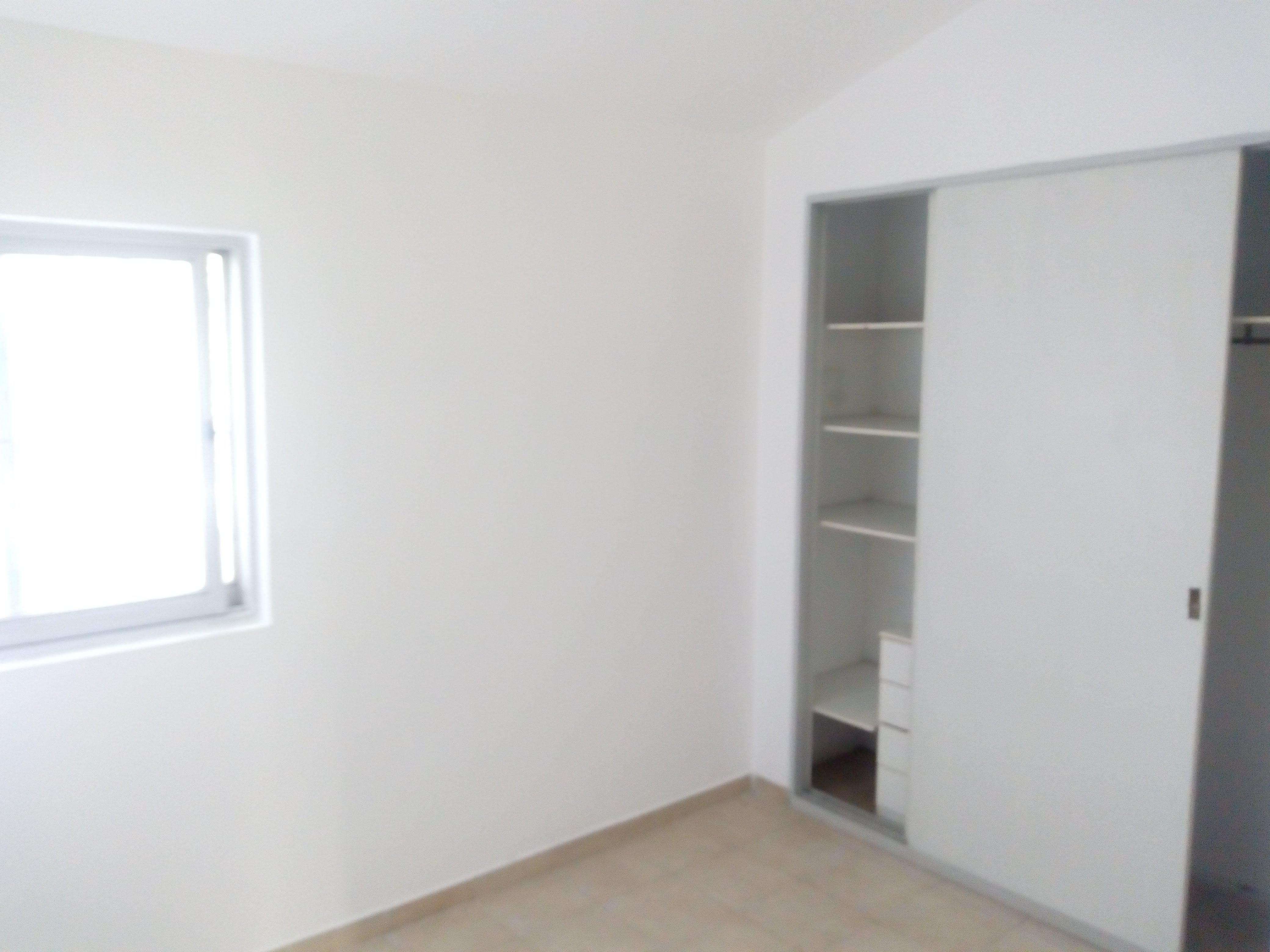 Se vende casa en dúplex en Arguello. Amplio fondo con parrilla, cochera doble