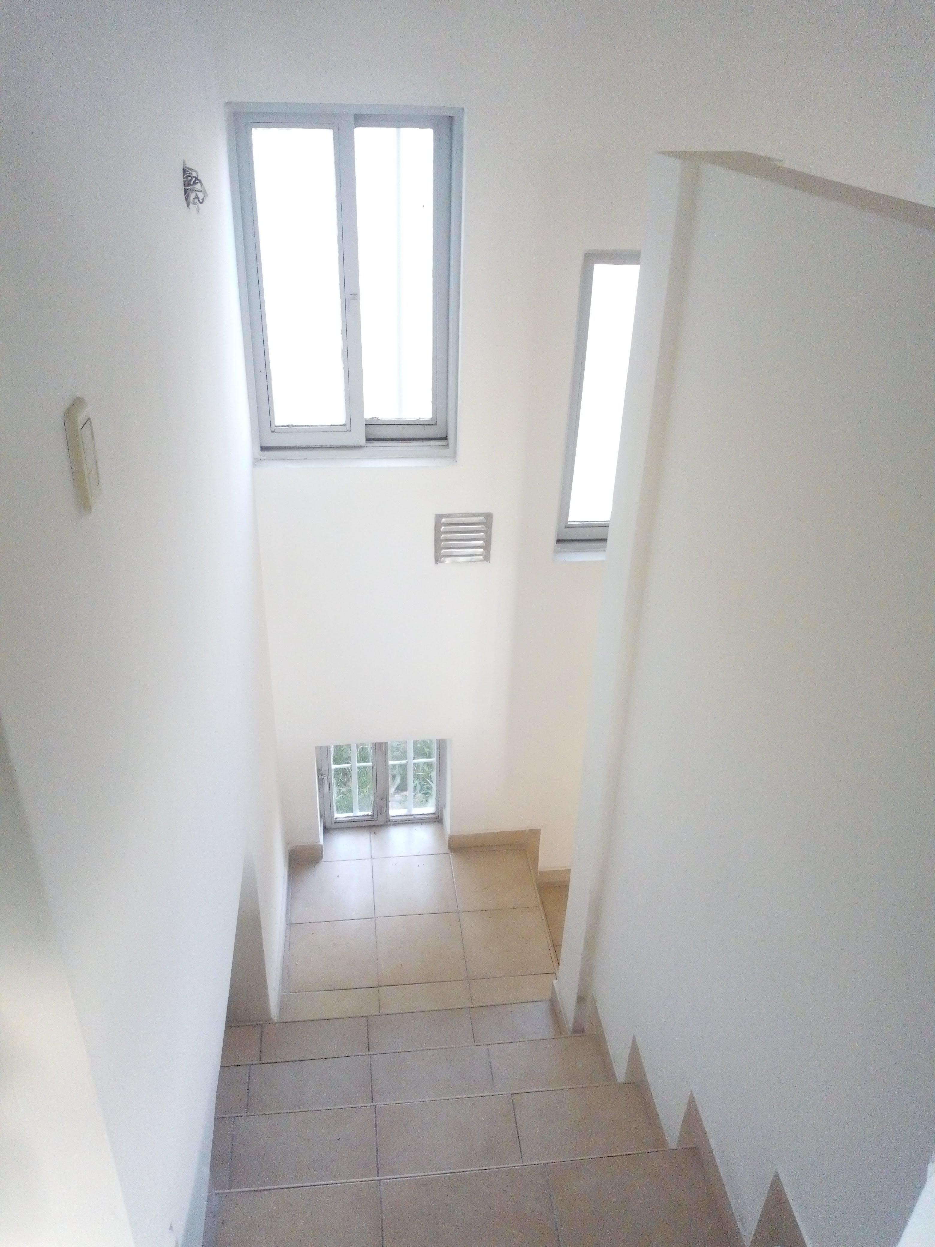 Se vende casa en dúplex en Arguello. Amplio fondo con parrilla, cochera doble