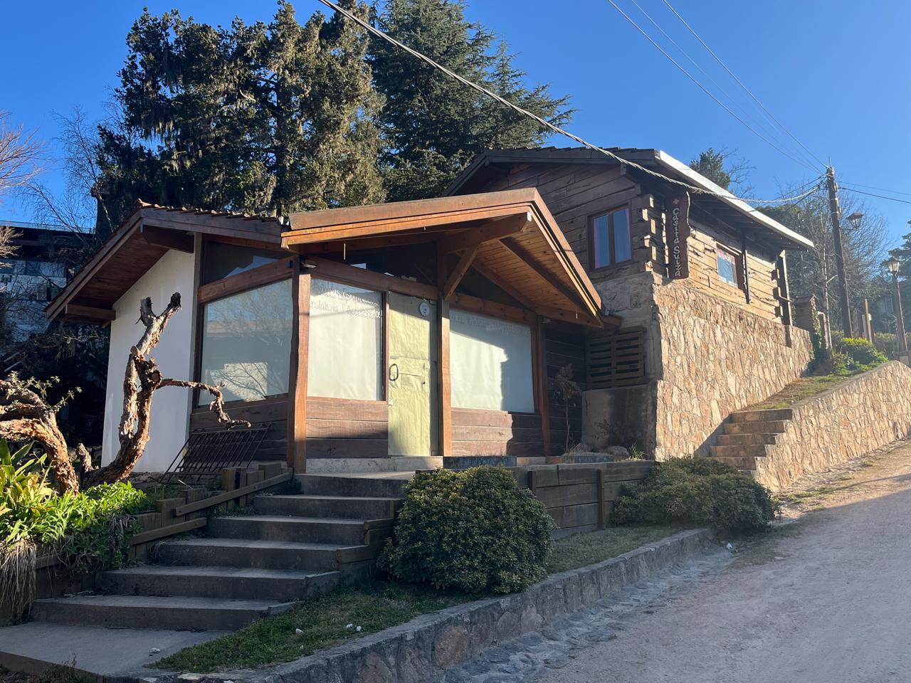 Oportunidad 2 locales comerciales y casa principal, con servicios y Escritura