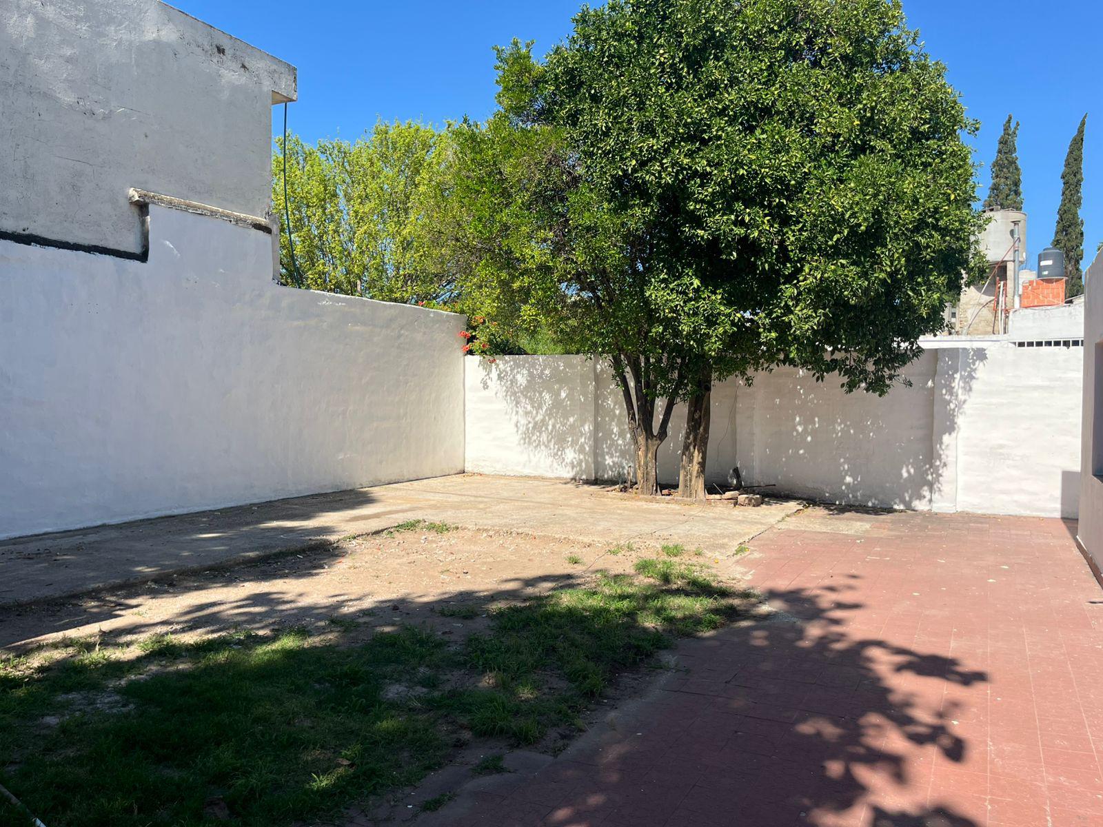 CASA EN VENTA 2 DORM, PATIO GRANDE IMPECABLE B B. MASSE