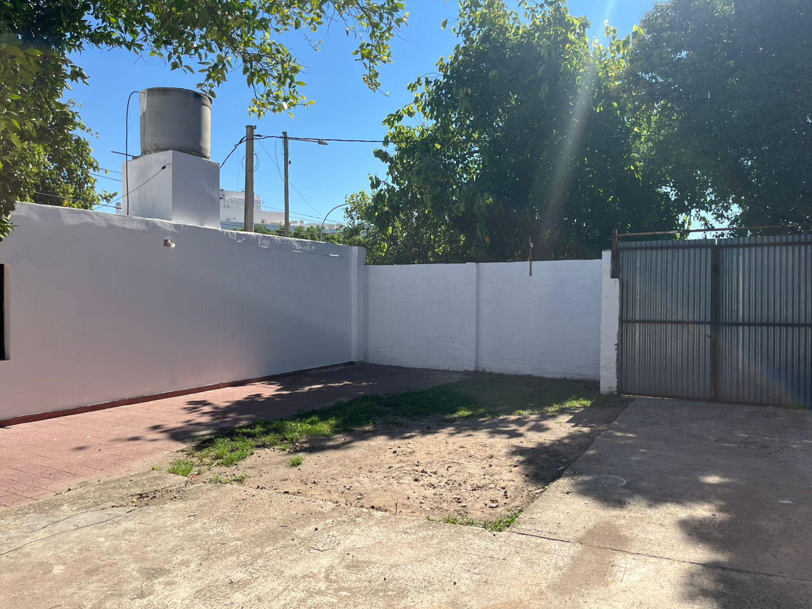 CASA EN VENTA 2 DORM, PATIO GRANDE IMPECABLE B B. MASSE