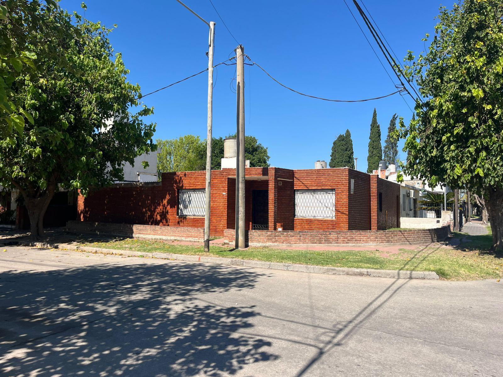 CASA EN VENTA 2 DORM, PATIO GRANDE IMPECABLE B B. MASSE