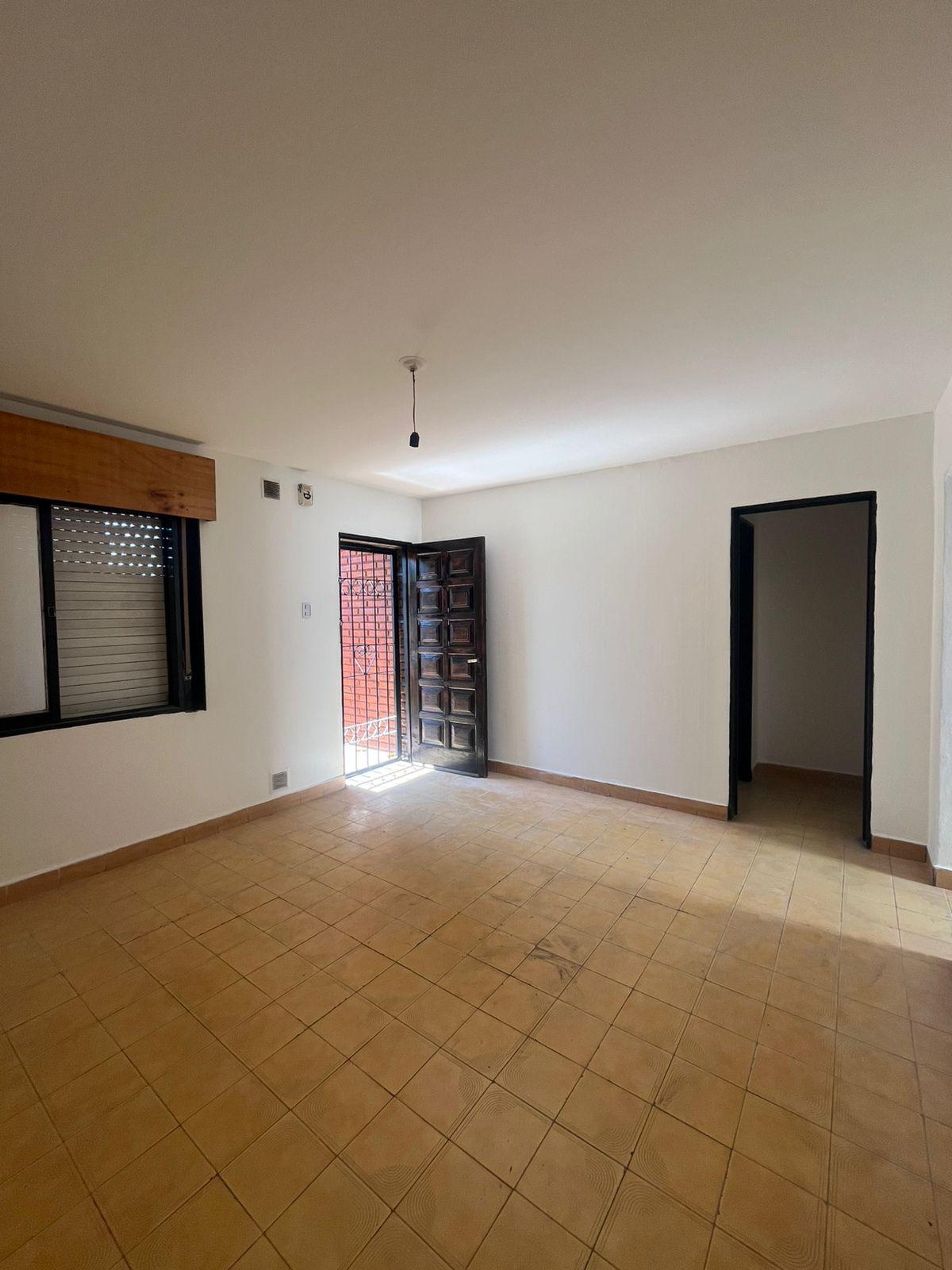 CASA EN VENTA 2 DORM, PATIO GRANDE IMPECABLE B B. MASSE