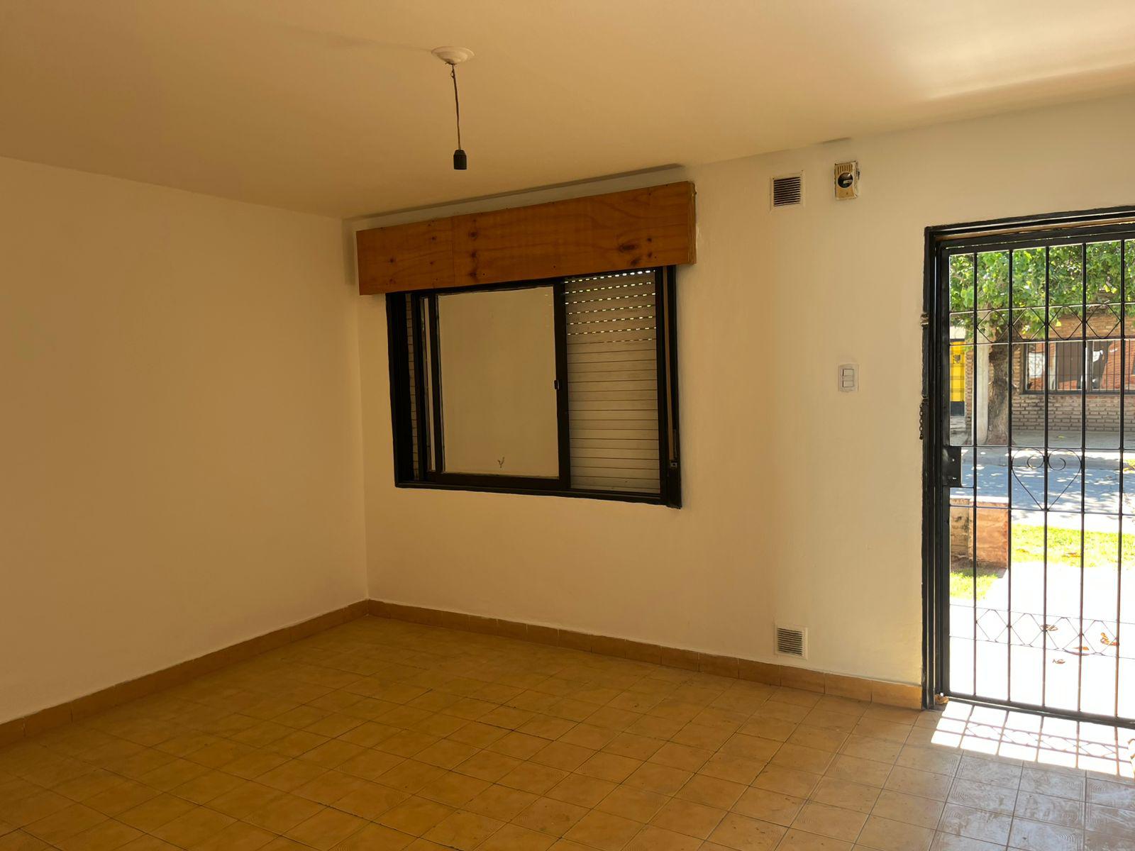 CASA EN VENTA 2 DORM, PATIO GRANDE IMPECABLE B B. MASSE