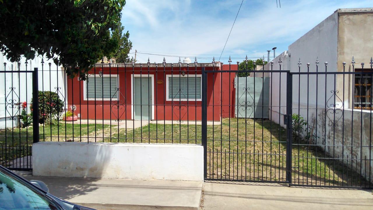 GMLPROPIEDADES OFRECE CASA EN B ITUZAINGO CALLE LUIS GALVANI N5460