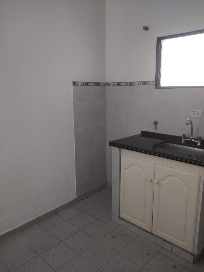 Alquilo dpto 2 dorm. P.B. cpatio. Barrio Observatorio.