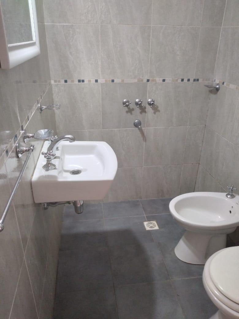 Alquilo dpto 2 dorm. P.B. cpatio. Barrio Observatorio.