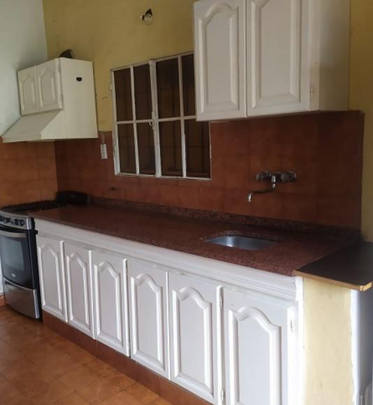 Alquilo casa 3 dorm. ccochera. B Ferroviario Mitre.