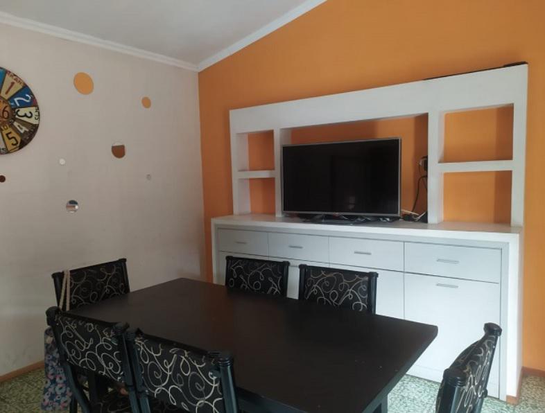 Alquilo casa 3 dorm. ccochera. B Ferroviario Mitre.