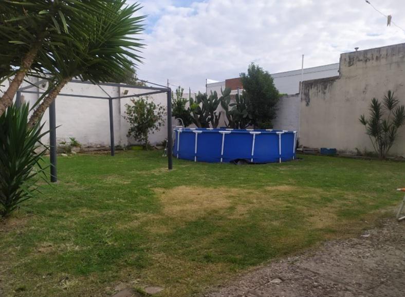 Alquilo casa 3 dorm. ccochera. B Ferroviario Mitre.