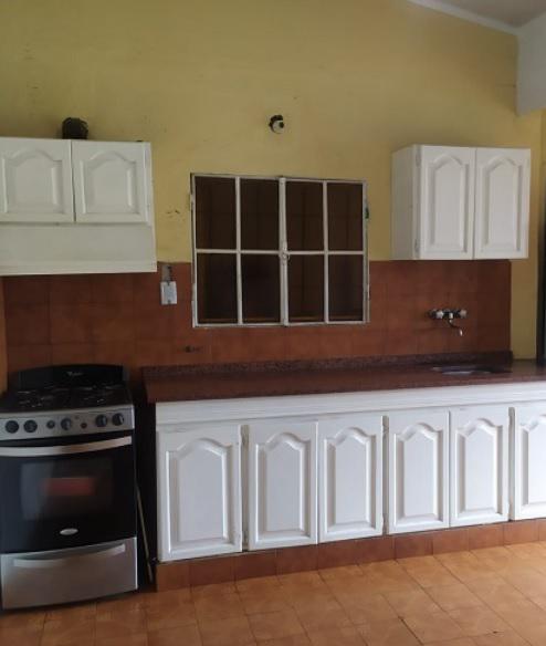 Alquilo casa 3 dorm. ccochera. B Ferroviario Mitre.