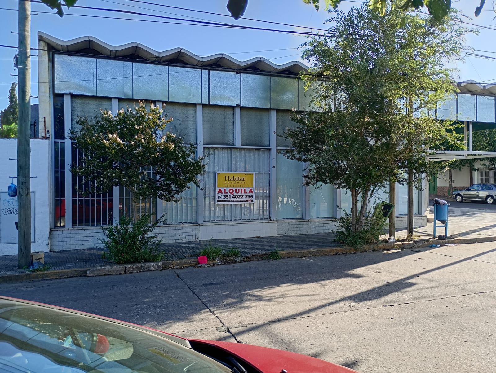 IMPORTANTE LOCAL ESQUINA 300M2 - FRENTE VIDRIADO