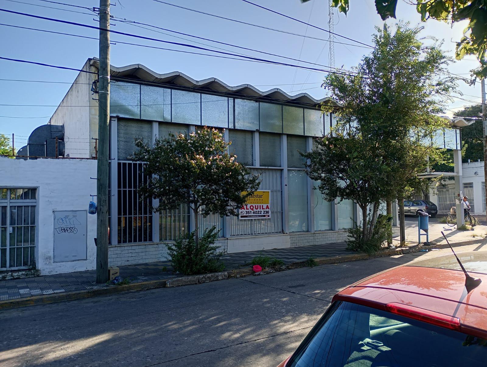 IMPORTANTE LOCAL ESQUINA 300M2 - FRENTE VIDRIADO