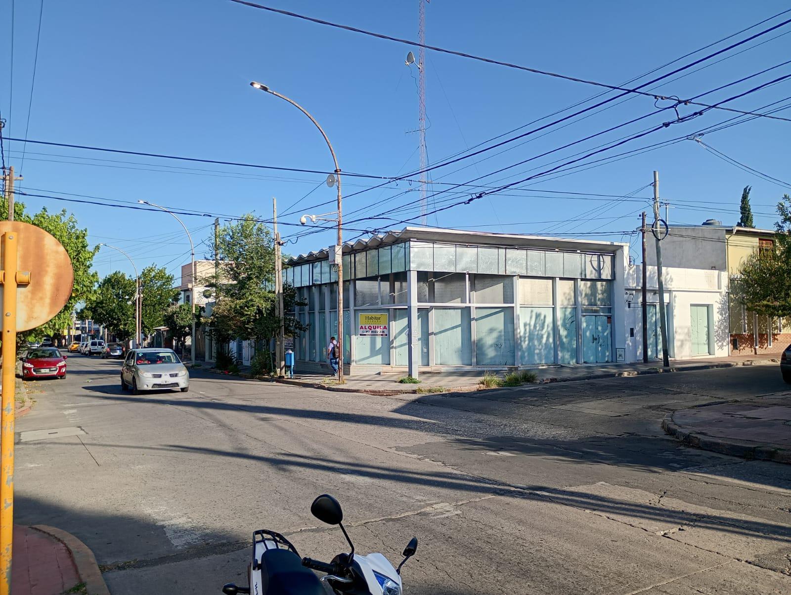 IMPORTANTE LOCAL ESQUINA 300M2 - FRENTE VIDRIADO