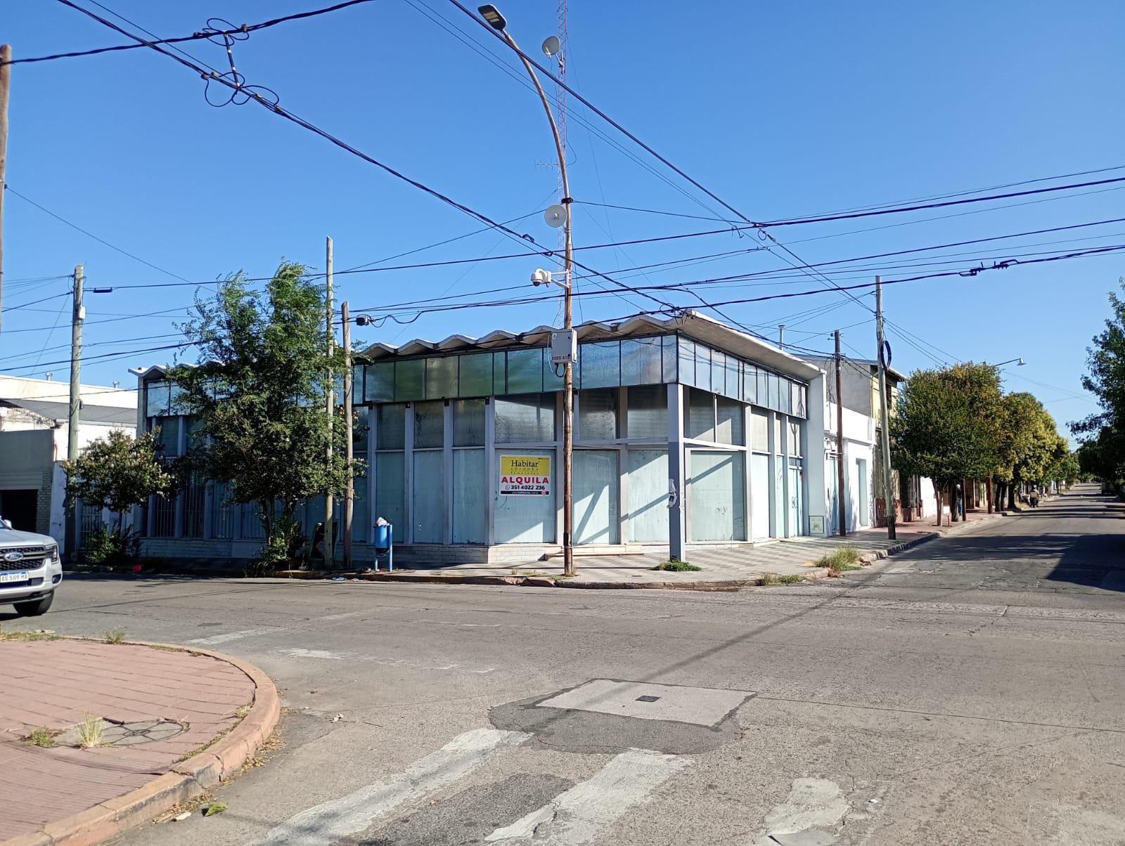 IMPORTANTE LOCAL ESQUINA 300M2 - FRENTE VIDRIADO